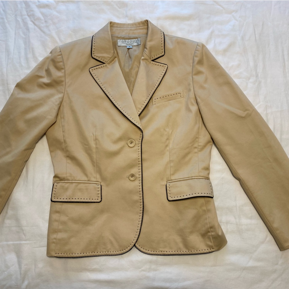Studio Tahari size 8 tan blazer and skirt with beautiful decorative stitching - Picture 9 of 14